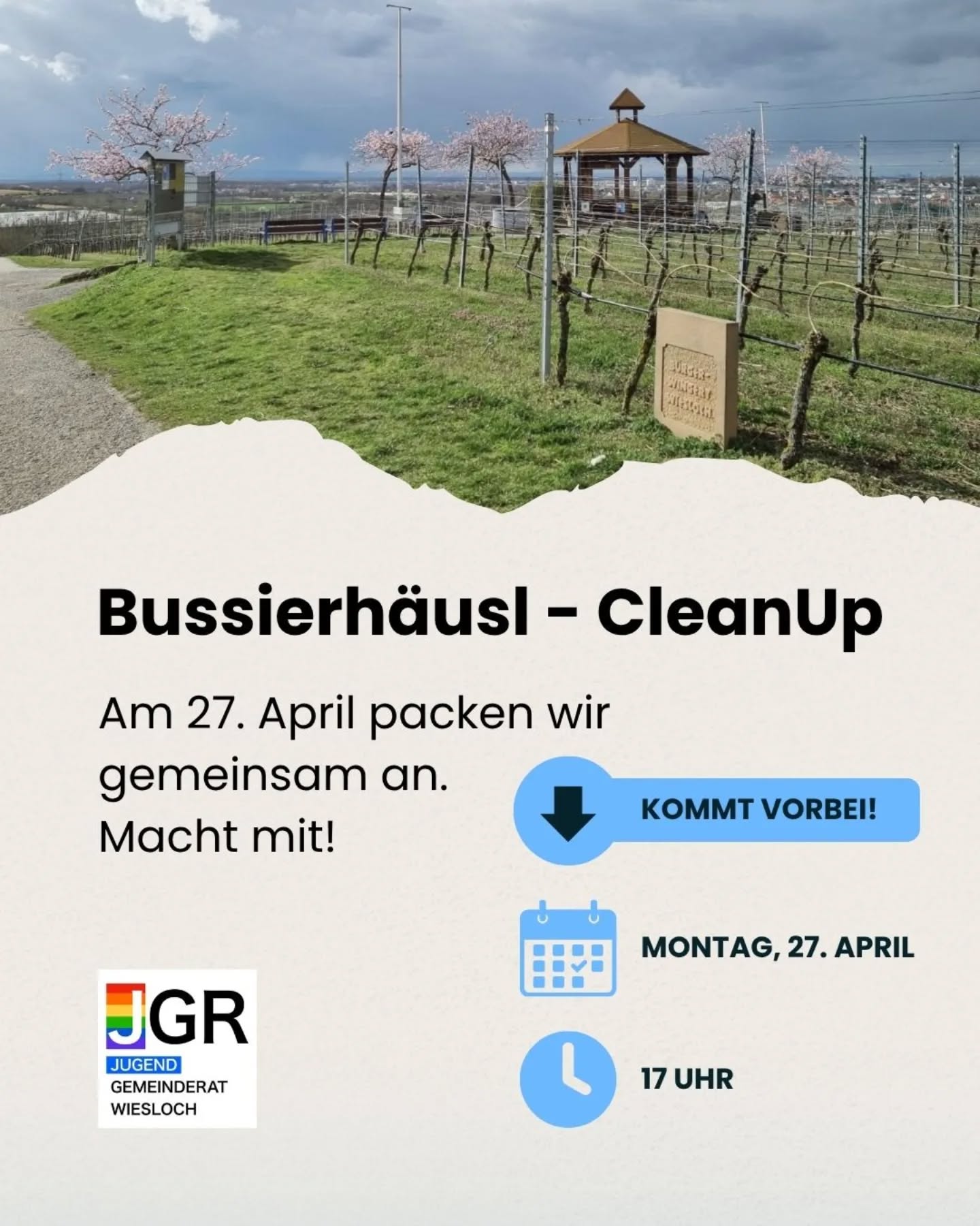 Dieser Alternativtext wurde KI-generiert: Ein farbenfrohes Bild zeigt einen Weg, der zu einem kleinen, offenen Gebäude auf einem Hügel führt. Im Hintergrund sind Bäume und eine blühende Landschaft zu sehen.