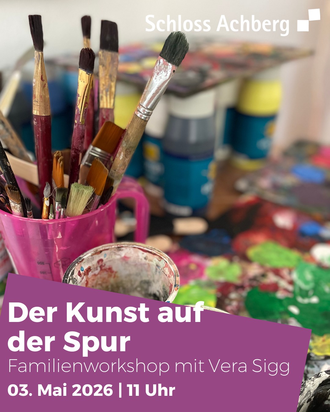 Dieser Alternativtext wurde KI-generiert: Farbenfrohes Bild mit Pinseln in einem Becher und Farbklecksen im Hintergrund. Ein Text bewirbt einen Familienworkshop zum Thema Kunst am 3. Mai um 11 Uhr.