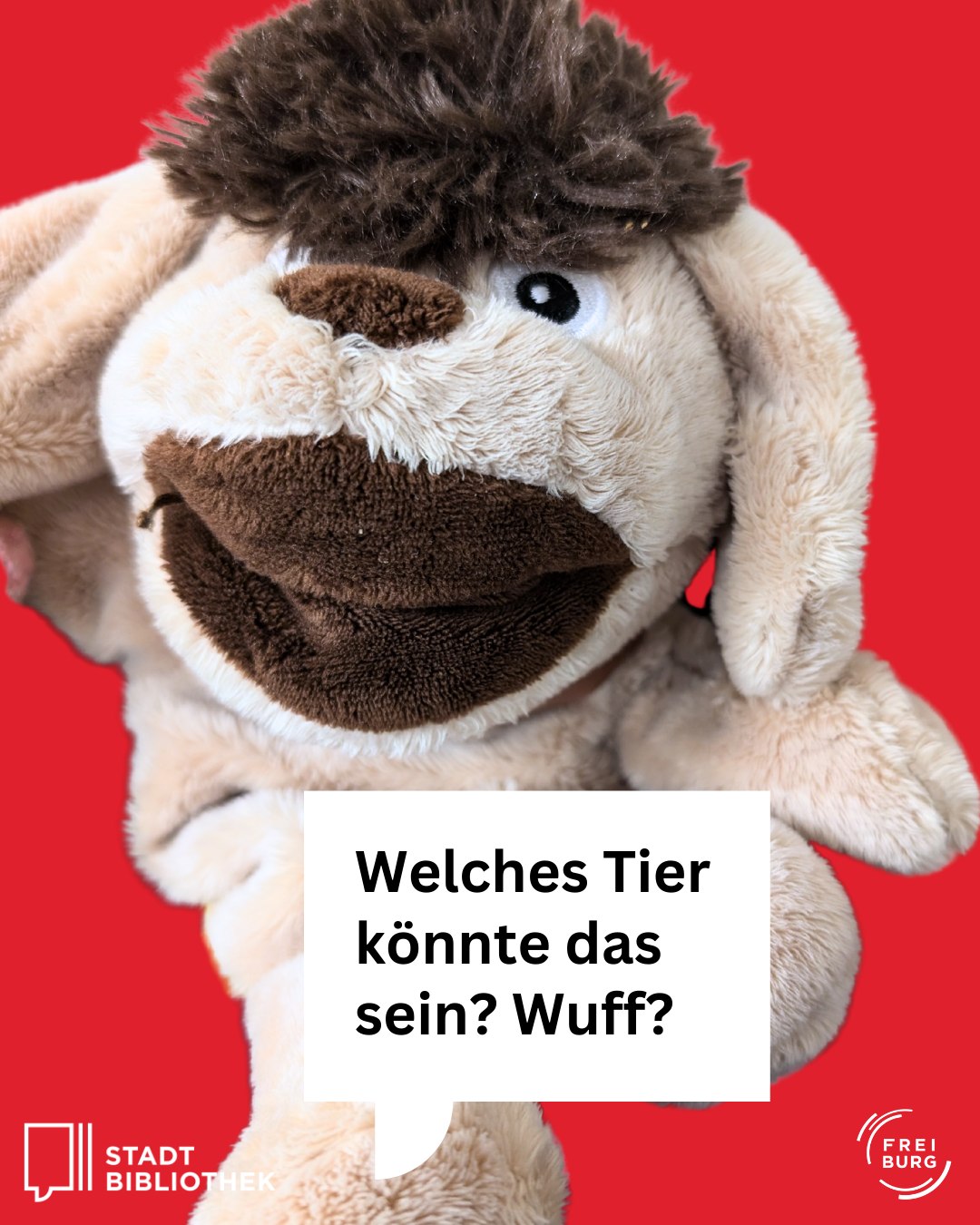 Dieser Alternativtext wurde KI-generiert: Ein Stofftier sitzt vor einem roten Hintergrund mit Text. Der Text lautet: "Welches Tier könnte das sein? Wuff?"
