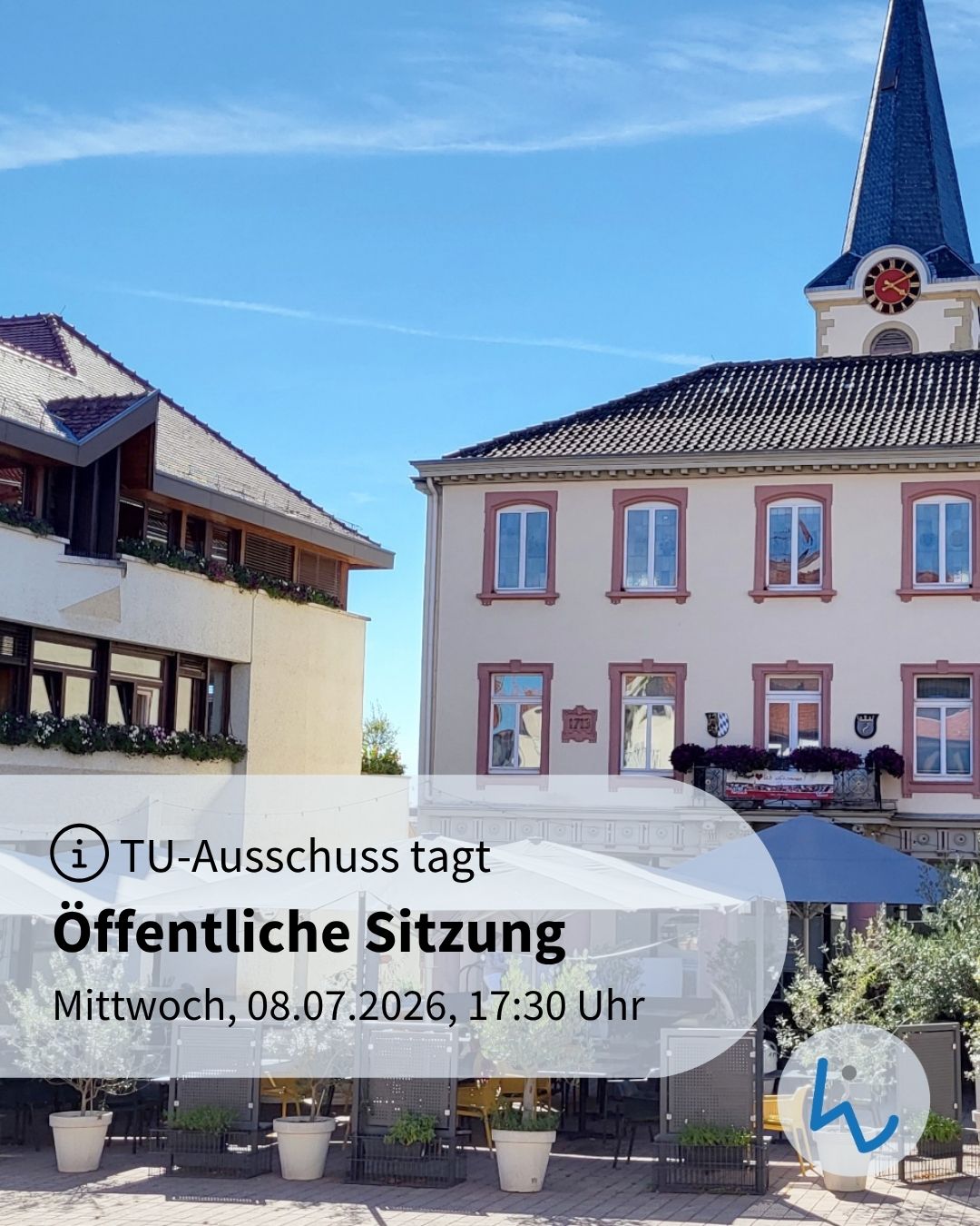 Ein Flyer mit der Überschrift „TU-Ausschuss tagt“ kündigt eine öffentliche Sitzung am Mittwoch, 08.07.2026, um 17:30 Uhr an. Im Hintergrund ist ein sonniger Marktplatz mit einem Gebäude, das einen Uhrturm hat, sowie Tischen unter Sonnenschirmen zu sehen. (KI-Alternativtext)