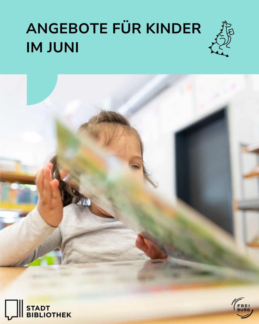 Ein Kind liest ein Buch in einer Bibliothek. Oben steht: „Angebote für Kinder im Juni“, daneben ein Drachen-Logo. Unten links das Logo der Stadt Bibliothek, rechts das von Freiburg. (KI-Alternativtext)
