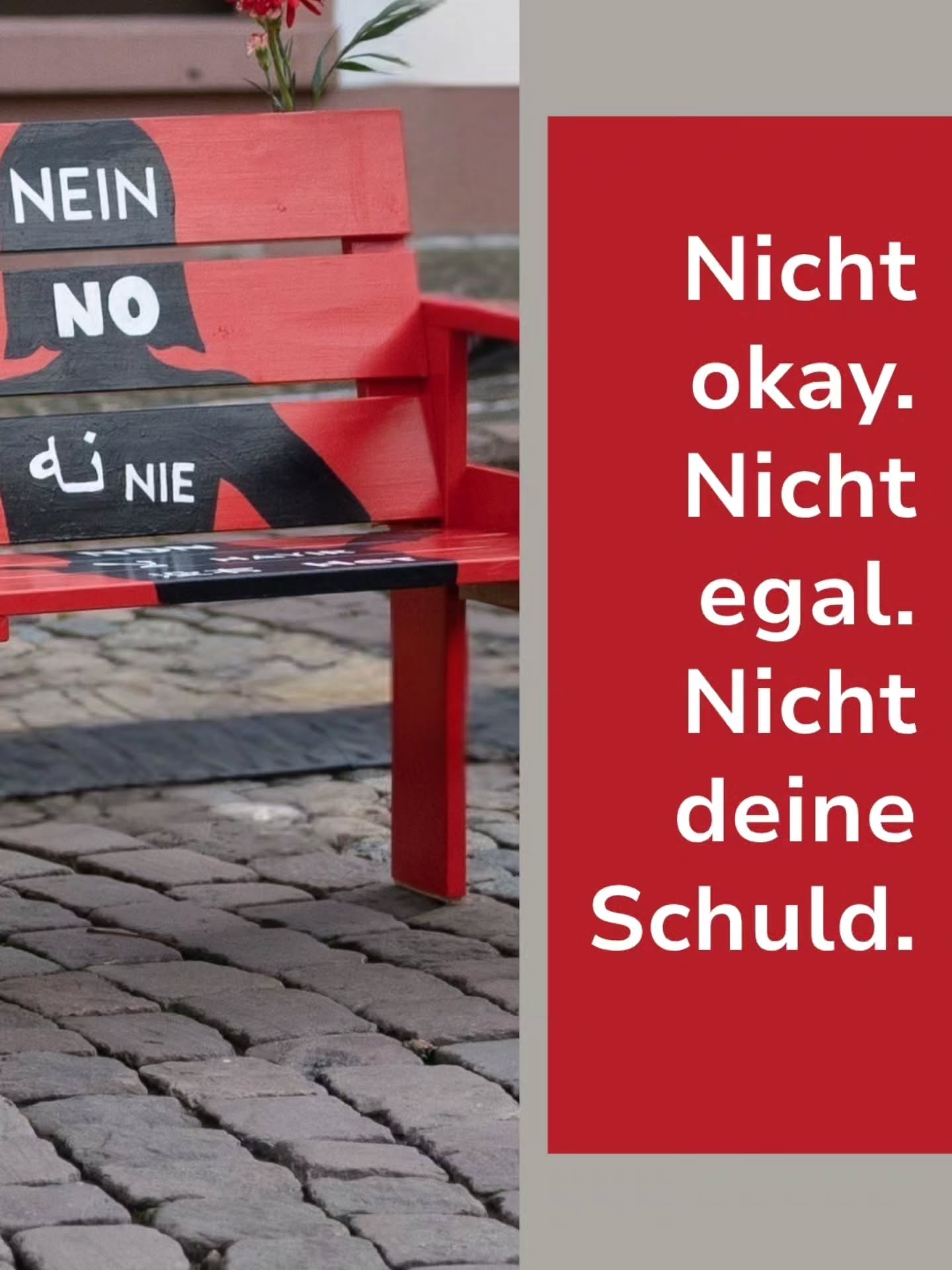 Eine rote Bank mit einer schwarzen Silhouette einer Person, auf der in verschiedenen Sprachen „NEIN“, „NO“, „نه“ und „NIE“ steht. Rechts daneben befindet sich ein roter Balken mit dem weißen Text „Nicht okay. Nicht egal. Nicht deine Schuld.“ (KI-Alternativtext)