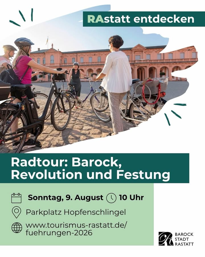 Plakat für eine Radtour mit den Überschriften "RAstatt entdecken" und "Radtour: Barock, Revolution und Festung". Das Foto zeigt Personen mit Fahrrädern auf einem Platz vor einem großen Schloss. Die Tour startet am Sonntag, 9. August um 10 Uhr am Parkplatz Hopfenschlingel, weitere Infos unter www.tourismus-rastatt.de/fuehrungen-2026. (KI-Alternativtext)