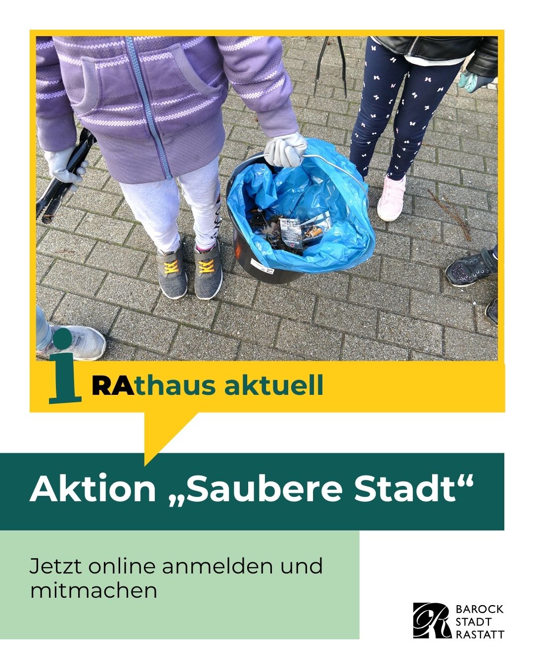 Dieser Alternativtext wurde KI-generiert: Eine schwarz-weiß Aufnahme von Beinen und Füßen, sowie einem blauen Müllsack auf einem Pflasterweg. Darunter befindet sich eine Plakatwerbung für eine städtische Reinigungsaktion.