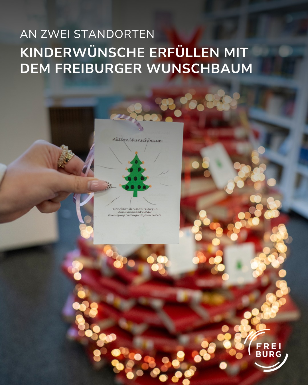 Dieser Alternativtext wurde KI-generiert: Ein farbiges Bild zeigt eine Hand, die einen Wunschzettel an einen mit Lichtern geschmückten Baum hängt. Im Hintergrund ist ein farbenfroher Marktstand zu sehen.