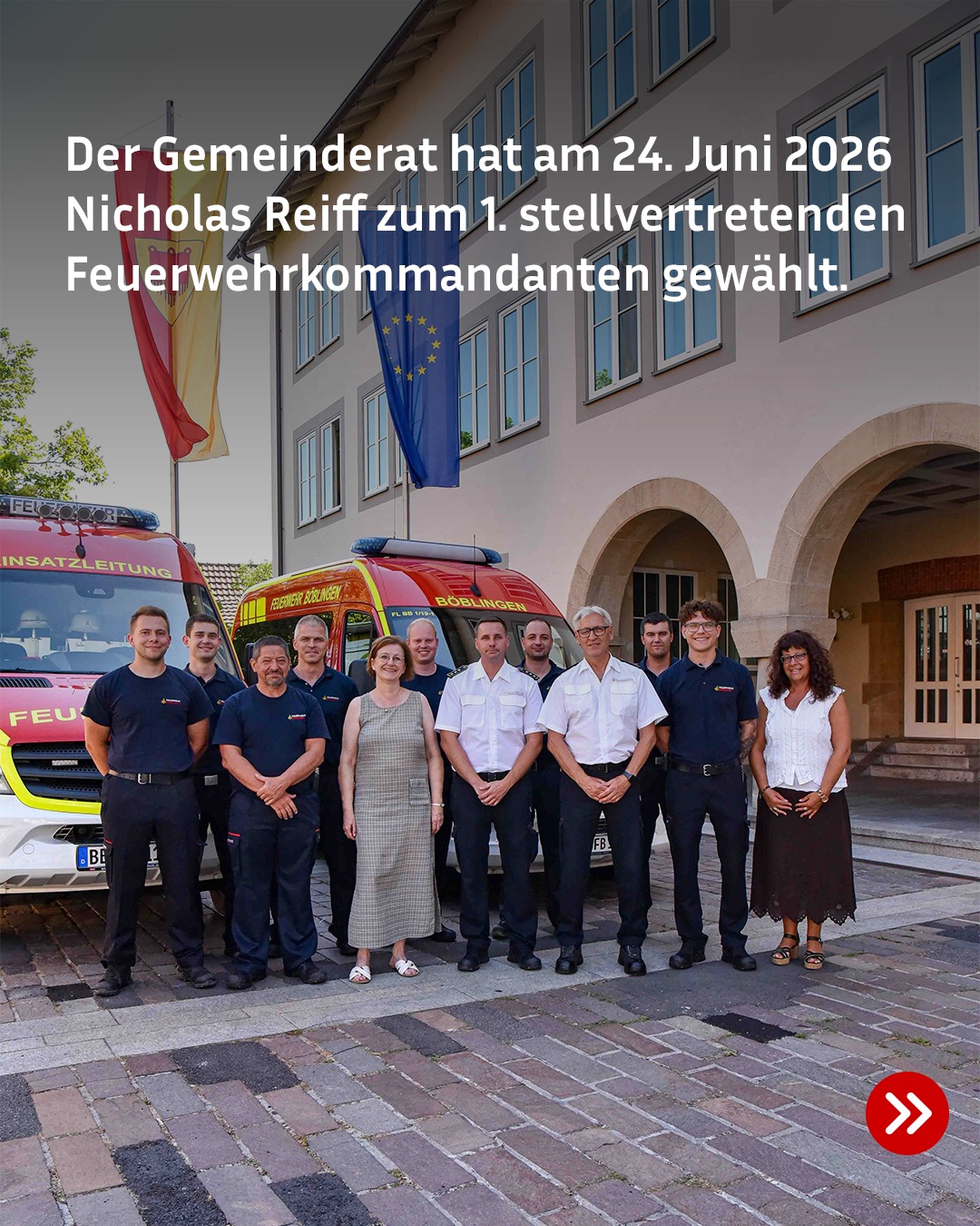 Der Gemeinderat hat am 24. Juni 2026 Nicholas Reiff zum 1. stellvertretenden Feuerwehrkommandanten gewählt. Eine Gruppe von Personen in Feuerwehruniformen und ziviler Kleidung posiert vor zwei roten Einsatzfahrzeugen und einem Gebäude mit deutschen und EU-Fahnen. (KI-Alternativtext)