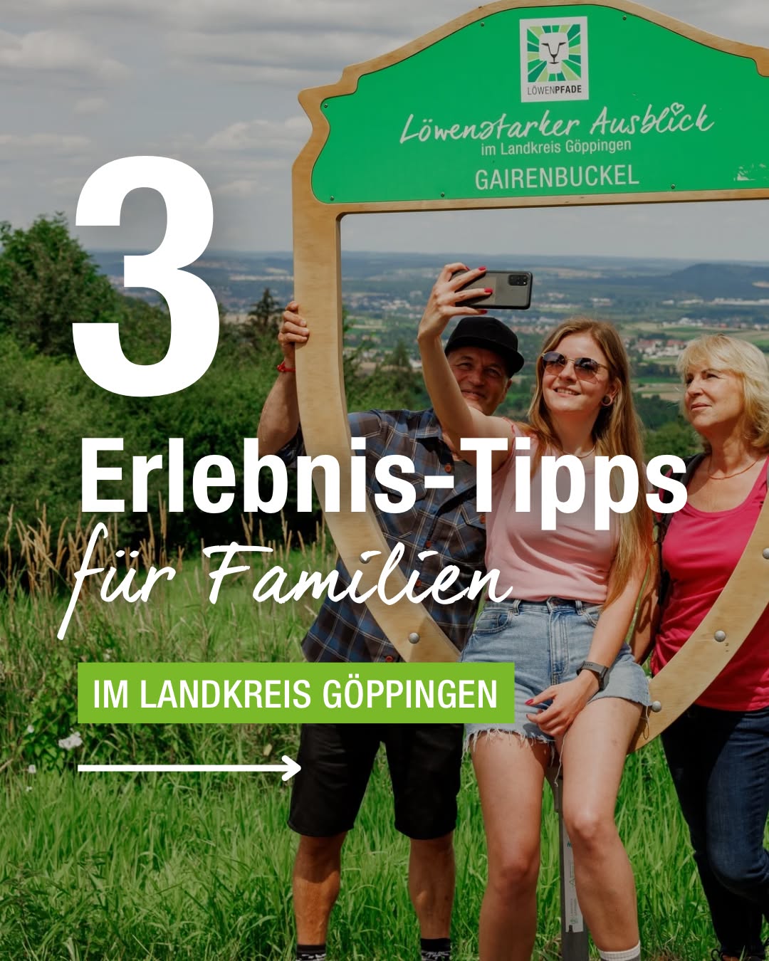 Dieser Alternativtext wurde KI-generiert: Ein grünes Schild mit Text und einer großen Zahl ist im Vordergrund zu sehen. Im Hintergrund sind Personen bei einem Ausflug in der Natur abgebildet.