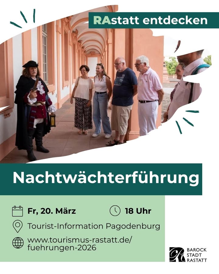 Dieser Alternativtext wurde KI-generiert: Eine Gruppe von Personen steht vor einem Gebäude mit einer Arkade und nimmt an einer Führung teil. Das farbenfrohe Plakat bewirbt eine Nachtwächterführung mit Datum, Uhrzeit und Ort.