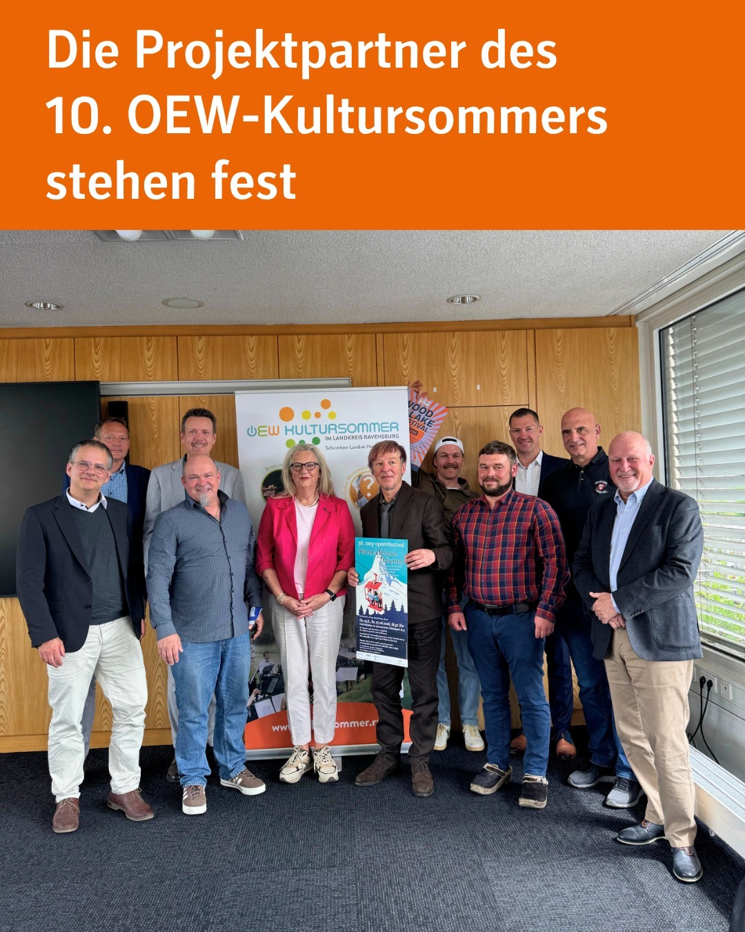 Zu sehen sind alle Projektpartner des 10. OEW-Kultursommers inklusive dem Schrimherrn Harald Sievers. Bildtext: Die Projektpartner des 10. OEW-Kultursommers stehen fest.
