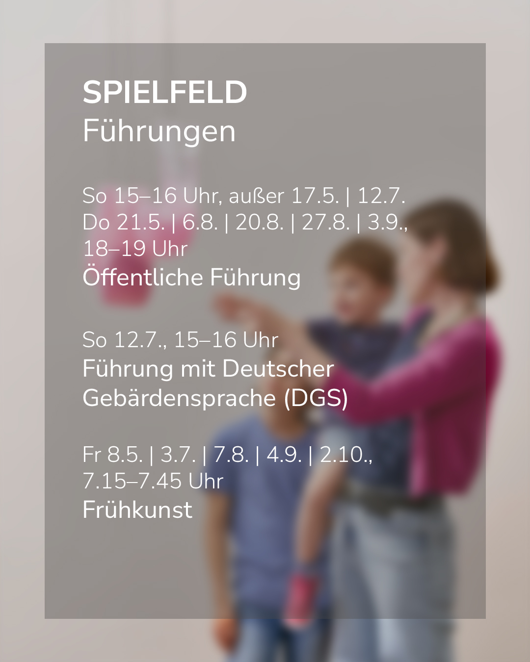 Dieser Alternativtext wurde KI-generiert: Ein Werbeplakat mit Informationen zu Führungen und Öffnungszeiten. Im Hintergrund ist eine Person mit rotem Hemd zu sehen.