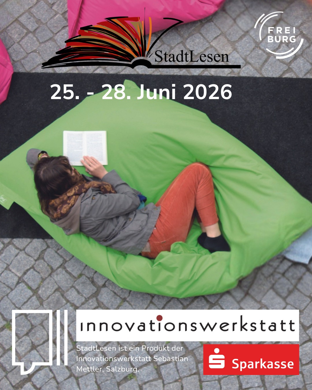 Eine Person liegt auf einem grünen Sitzsack auf Kopfsteinpflaster und liest ein Buch. Oben steht „StadtLesen“ mit Datum 25.–28. Juni 2026 und dem Logo „Freiburg“. Unten sind die Logos von „Innovationswerkstatt“ und „Sparkasse“ sowie ein Hinweis, dass StadtLesen ein Produkt der Innovationswerkstatt Sebastian Mettler, Salzburg ist. (KI-Alternativtext)