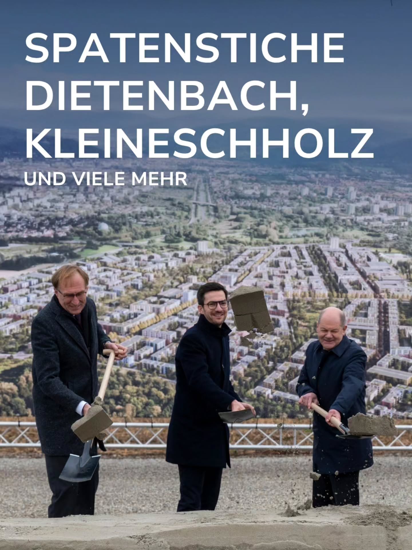 Drei Personen halten vor einem großen Hintergrundbild einer Stadtplanung Schaufeln mit Erde in den Händen. Oben steht der weiße Text: „SPATENSTICHE DIETENBACH, KLEINESCHHOLZ UND VIELE MEHR“. (KI-Alternativtext)