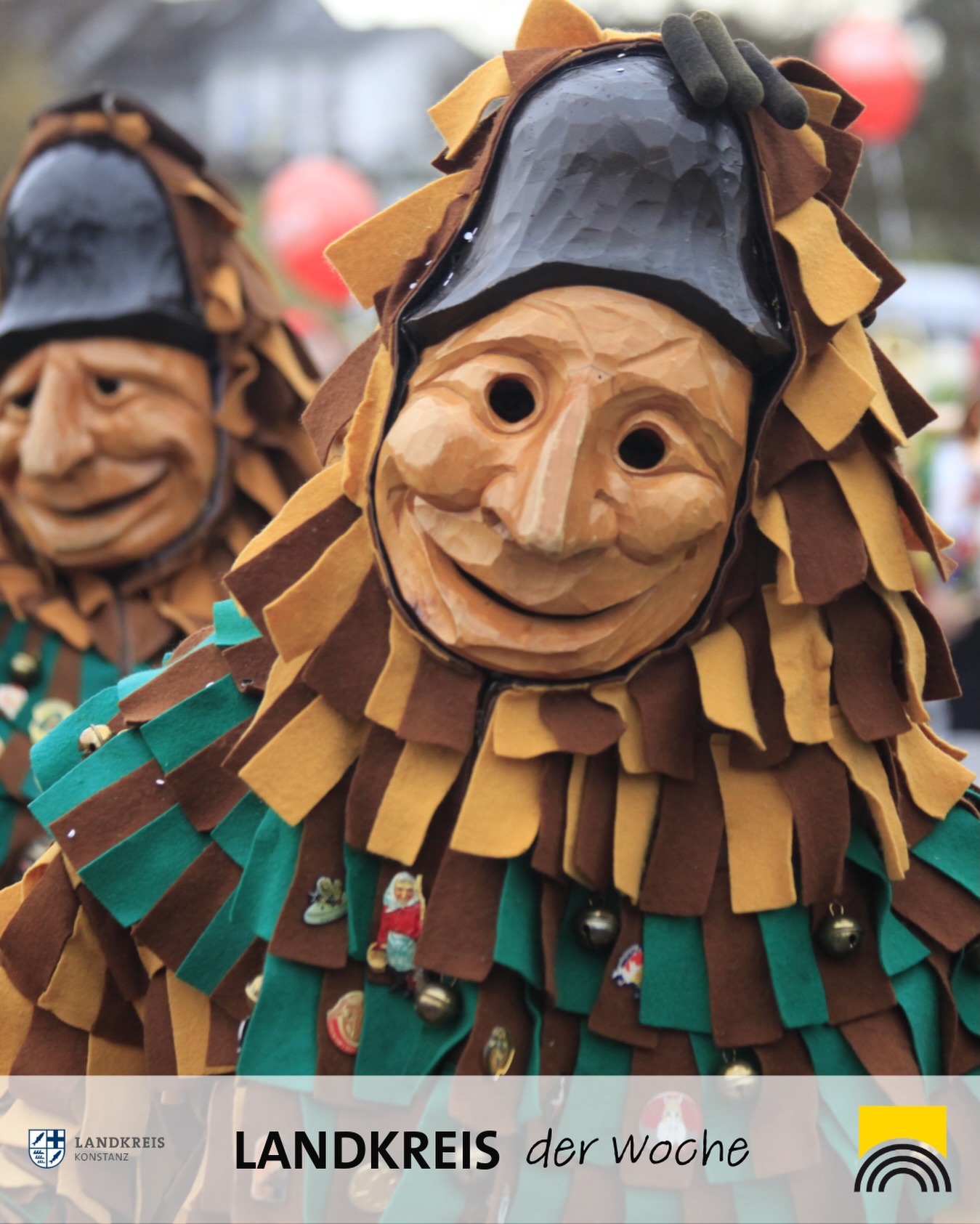 Dieser Alternativtext wurde KI-generiert: Detailreiche, handgeschnitzte Holzmasken mit Strohverkleidung sind im Bild zu sehen. Die Aufnahme ist farbig und zeigt traditionelle Figuren.
