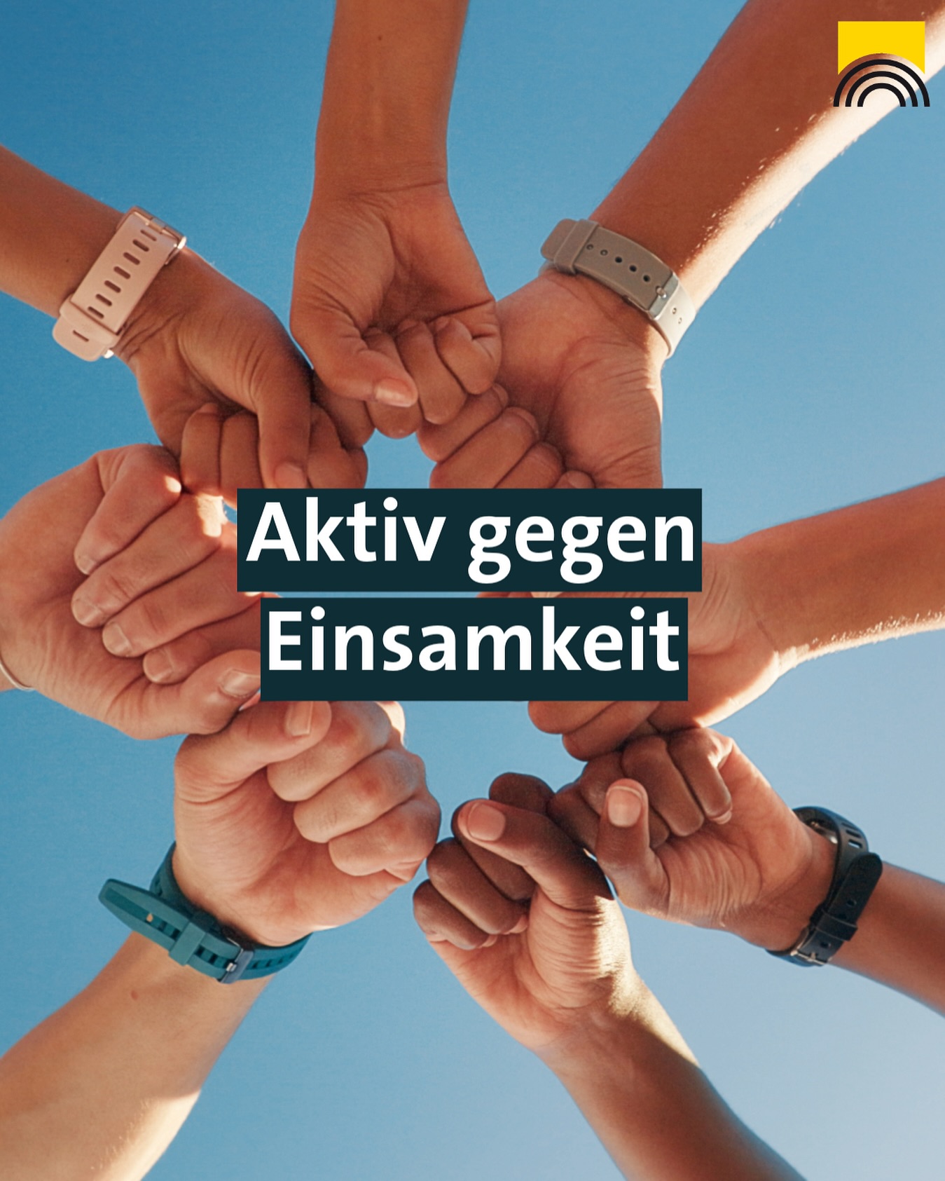 Dieser Alternativtext wurde KI-generiert: Mehrere Hände sind im Kreis zusammengelegt, vor einem blauen Himmel. Auf dem Bild befindet sich Text, der auf ein soziales Thema hinweist.