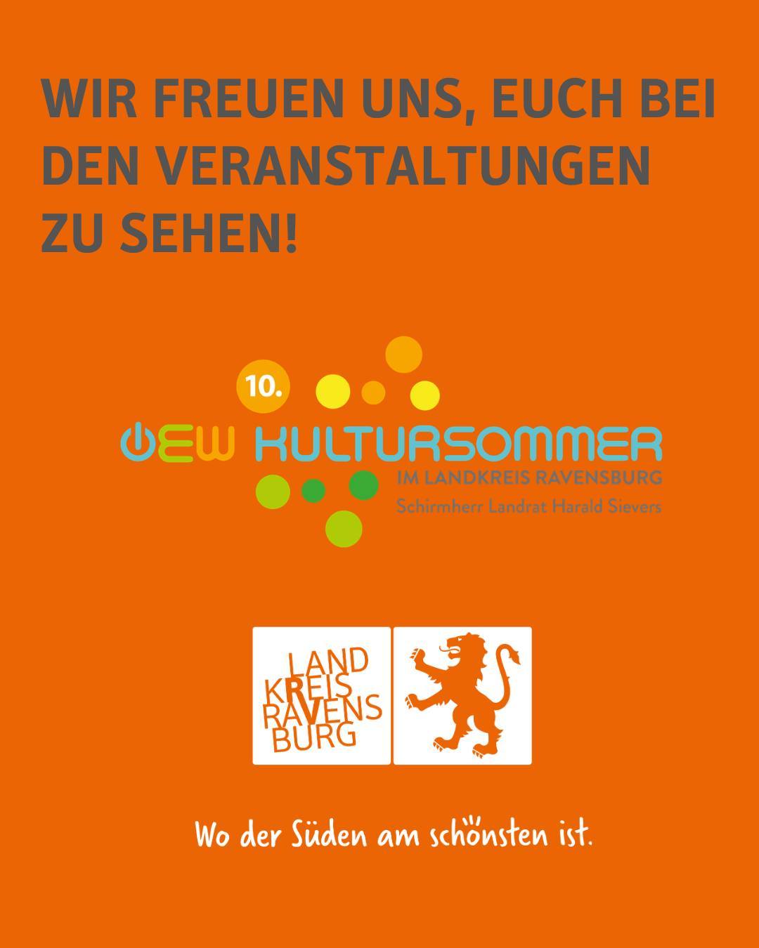 Zu sehen ist das Logo des 10. OEW-Kultursommers im Landkreis Ravensburg mit Schirmherrn Landrat Harald Sievers und das Logo des Landkreises Ravensburg mit dem Claim Wo der Süden am schönsten ist. Bildtext: Wir freuen uns, euch bei den Veranstaltungen zu sehen!