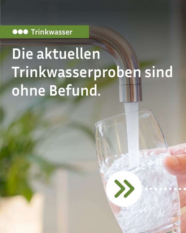 Dieser Alternativtext wurde KI-generiert: Ein Wasserhahn leitet klares Wasser in ein Glas. Der Hintergrund ist unscharf und zeigt grüne Pflanzen.