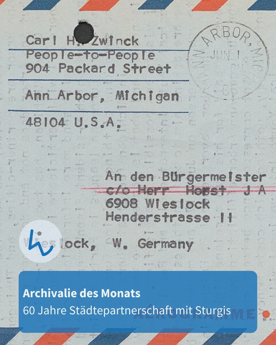 Briefumschlag mit Absender in Ann Arbor, Michigan, und Empfänger an den Bürgermeister in Wieslock, Westdeutschland; darunter blauer Balken mit Text „Archivalie des Monats: 60 Jahre Städtepartnerschaft mit Sturgis“. (KI-Alternativtext)