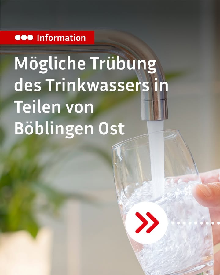 Dieser Alternativtext wurde KI-generiert: Ein Wasserhahn füllt ein Glas mit Wasser. Im Hintergrund ist ein Hinweis auf mögliche Trübungen im Trinkwasser zu sehen.