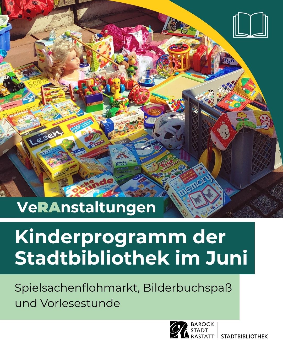 Bunte Kinderbücher und Spielzeuge auf einem Flohmarktstand, darunter ein Puppenkopf und ein Korb mit Stofftieren. Text: „Veranstaltungen: Kinderprogramm der Stadtbibliothek im Juni – Spielsachenflohmarkt, Bilderbuchspaß und Vorlesestunde“. Unten das Logo der Stadtbibliothek Barockstadt Rastatt. (KI-Alternativtext)