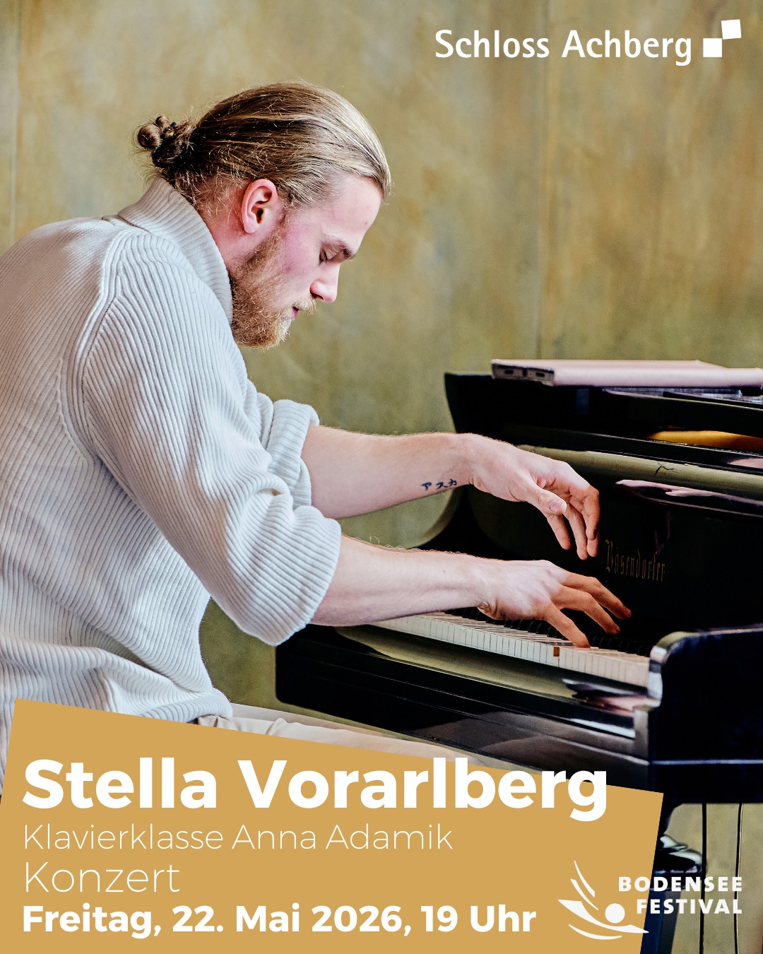 Dieser Alternativtext wurde KI-generiert: Ein Schwarz-Weiß-Bild zeigt jemanden, der Klavier spielt. Im unteren Bereich des Bildes befindet sich Text mit Informationen zu einem Konzert.