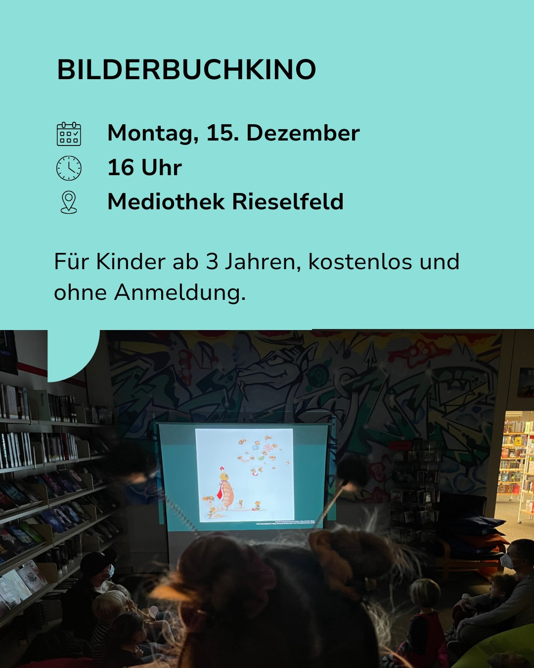 Dieser Alternativtext wurde KI-generiert: Ein Innenraum mit einem Bildschirm, der ein Bild zeigt. Im Vordergrund sitzen Menschen, möglicherweise bei einer Veranstaltung für Kinder ab drei Jahren.