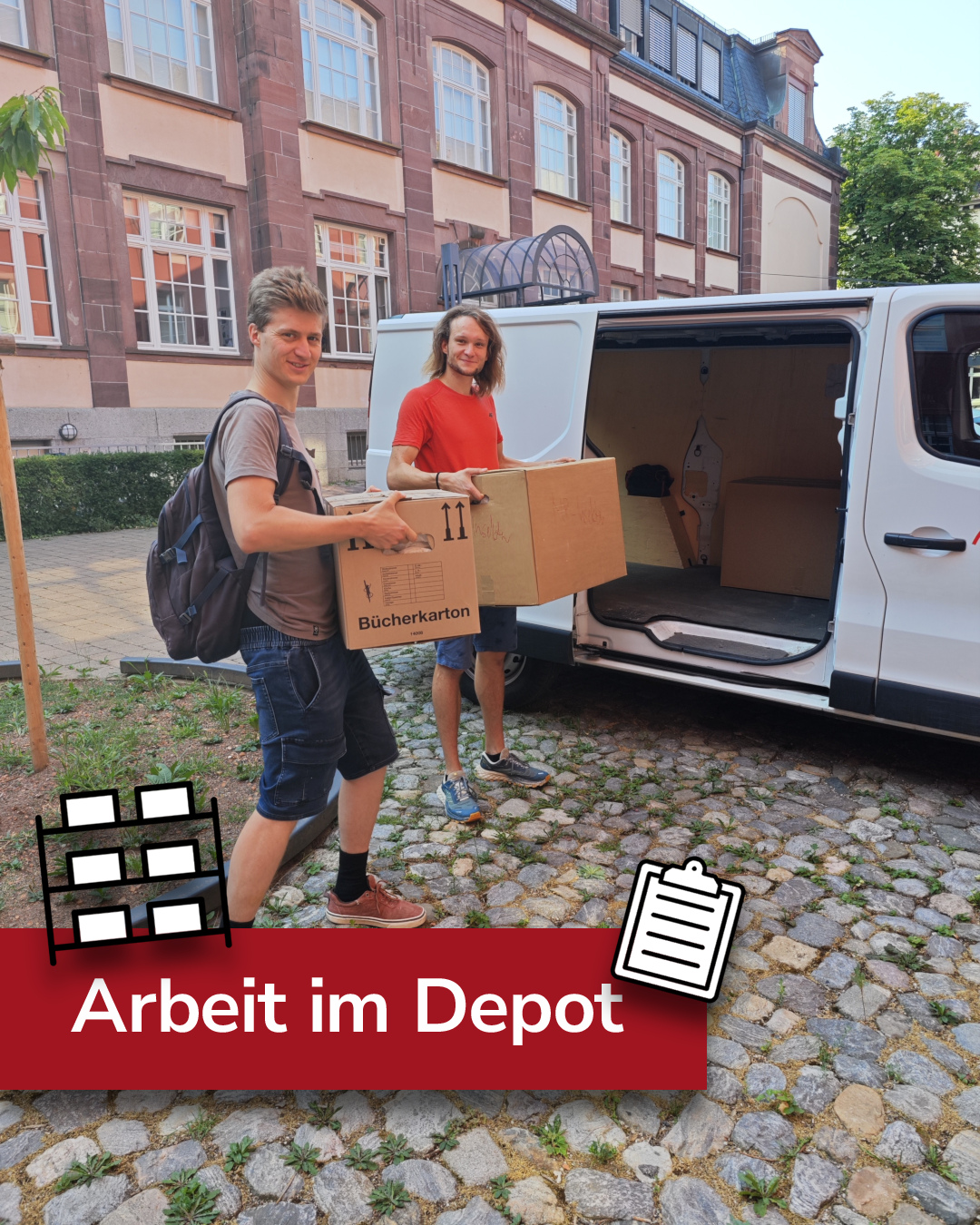Zwei Personen tragen Kartons, darunter einen mit der Aufschrift "Bücherkarton", von einem weißen Lieferwagen mit offenen Heckklappen weg. Im Vordergrund liegt ein roter Balken mit dem Text "Arbeit im Depot" sowie Symbolen für ein Regal und eine Klemmmappe. (KI-Alternativtext)