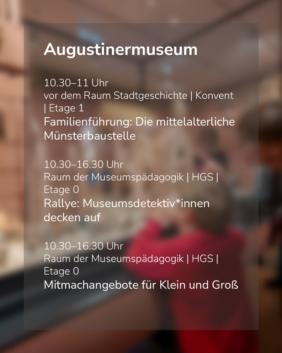 Dieser Alternativtext wurde KI-generiert: Ein unscharfes Foto zeigt einen Textausschnitt mit Informationen zu Veranstaltungen und Zeiten in einem Museum. Der Text ist in Weiß auf einem farbigen Hintergrund gehalten.