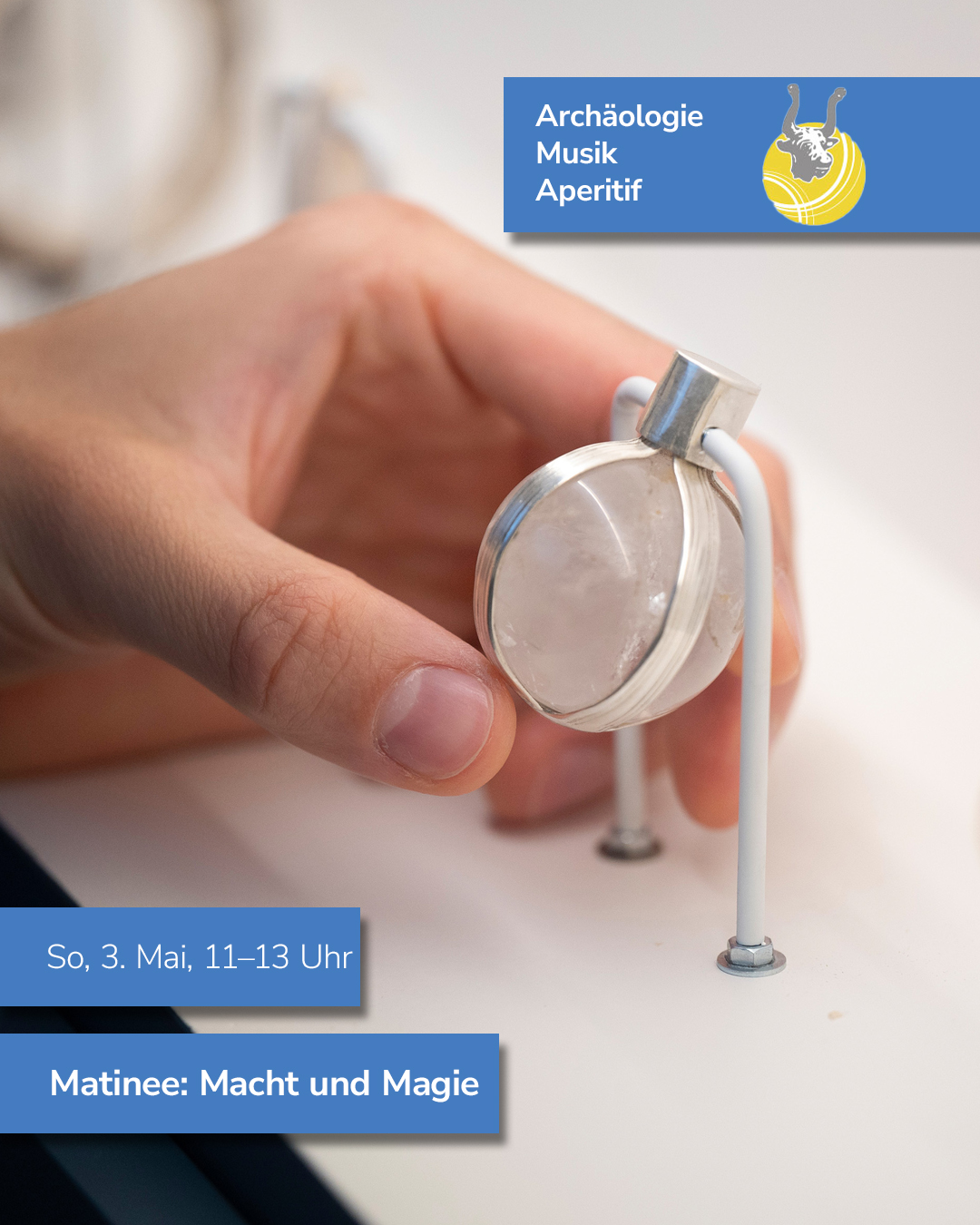 Dieser Alternativtext wurde KI-generiert: Ein Werbeplakat mit einem Detailfoto von einem Objekt in der Hand. Im Hintergrund sind Informationen zu einer Veranstaltung mit dem Titel 'Matinee: Macht und Magie' zu sehen.