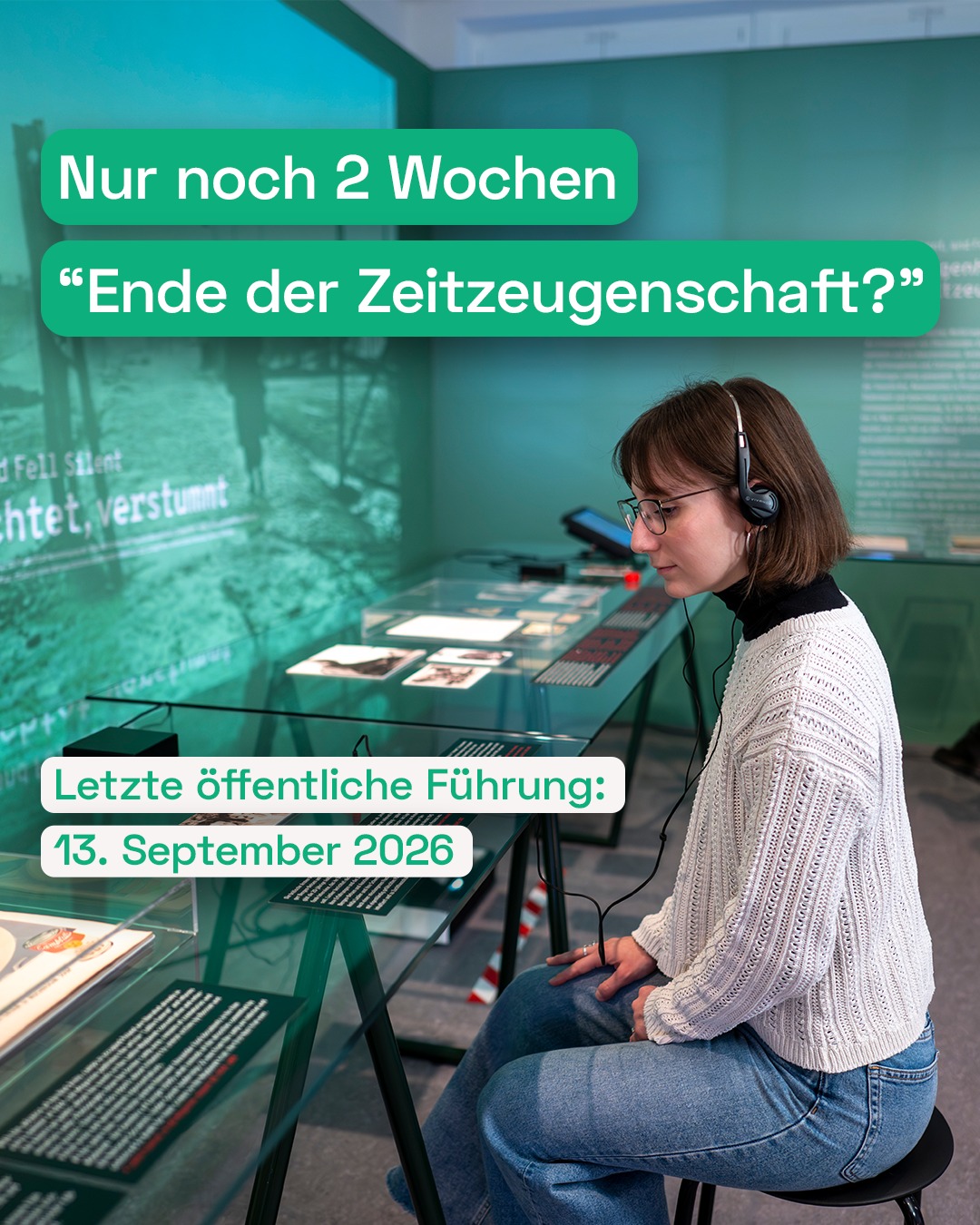 Eine Person mit Kopfhörern sitzt vor einer Ausstellungsvitrine und betrachtet die Exponate. Überlagert sind die Texte „Nur noch 2 Wochen“, „Ende der Zeitzeugenschaft?“ sowie „Letzte öffentliche Führung: 13. September 2026“. (KI-Alternativtext)
