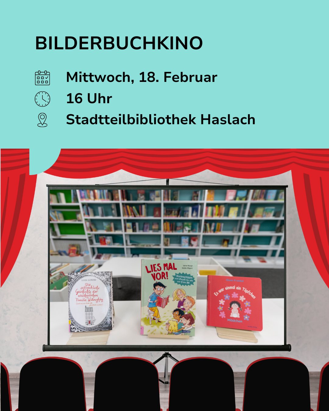 Dieser Alternativtext wurde KI-generiert: Ein Bücherregal mit einigen Büchern steht auf einem Tisch. Darüber befindet sich ein Banner mit Informationen über eine Veranstaltung in einer Bibliothek.