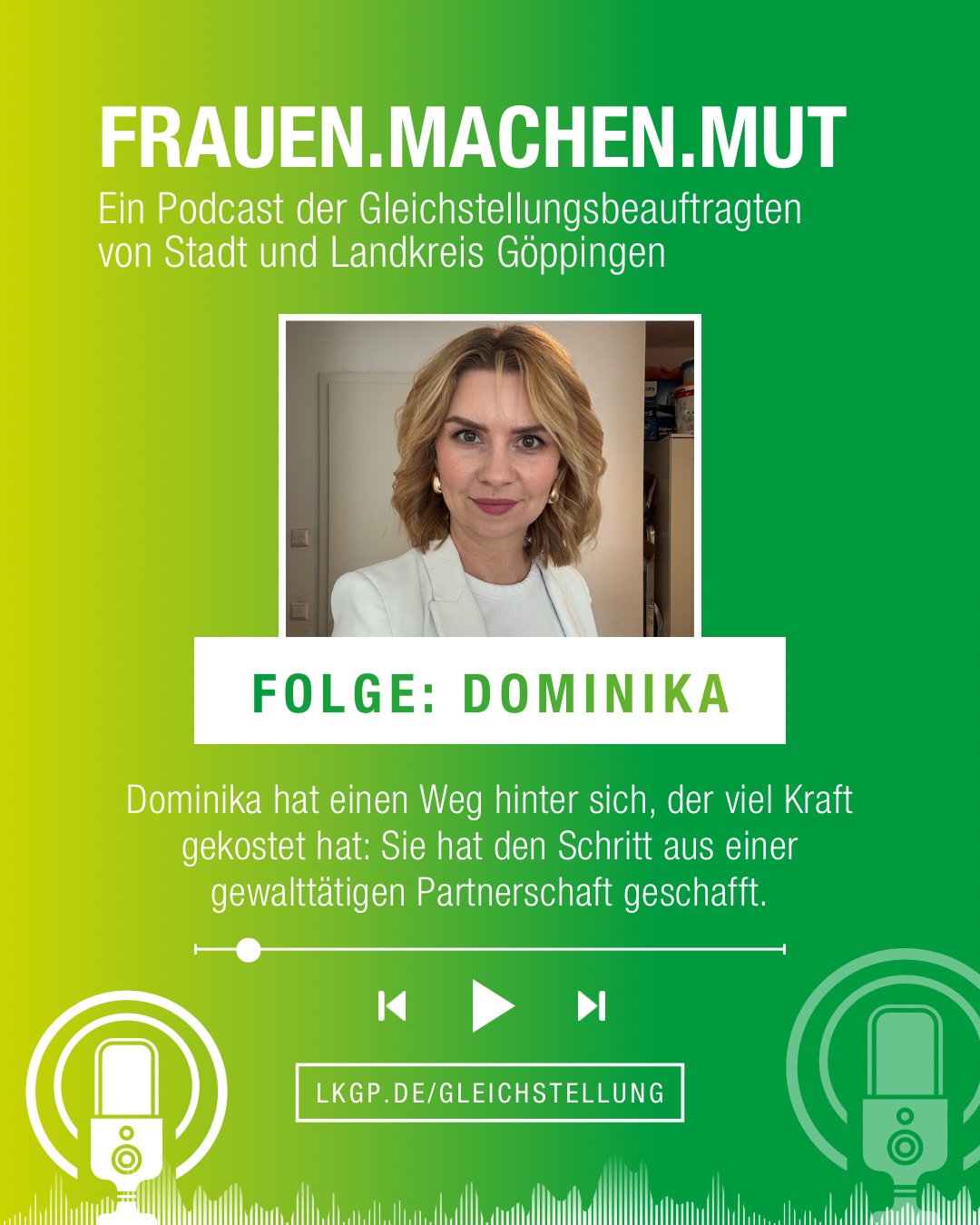 Dieser Alternativtext wurde KI-generiert: Ein farbiges Werbeplakat für einen Podcast. Es zeigt eine Frau und Podcast-Informationen mit einem Wiedergabesymbol und einem Link.