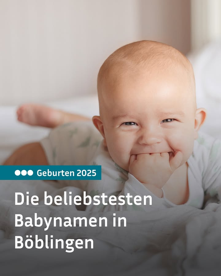 Ein Baby liegt auf einem Bett, Text 'Geburten 2025' und 'Die beliebtesten Babynamen in Böblingen' auf schwarzem Hintergrund.