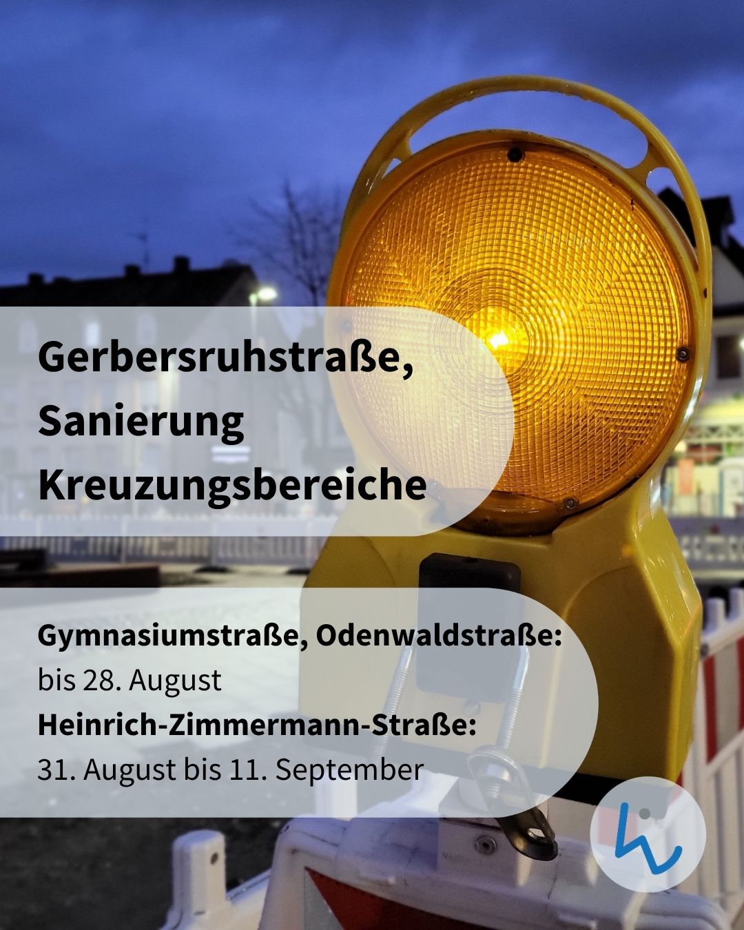 Ein gelbes Baustellen-Blinklicht steht im Vordergrund. Überlagert ist Text, der Sanierungsarbeiten an der Gerbersruhstraße ankündigt. Die Gymnasiumstraße und Odenwaldstraße sind bis zum 28. August betroffen, die Heinrich-Zimmermann-Straße vom 31. August bis 11. September. (KI-Alternativtext)