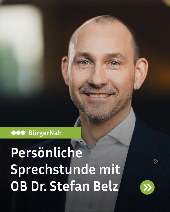 Dieser Alternativtext wurde KI-generiert: Ein Porträt einer Person mit braunen Haaren und blauem Blick. Im Hintergrund befindet sich ein grüner Farbverlauf und Text.