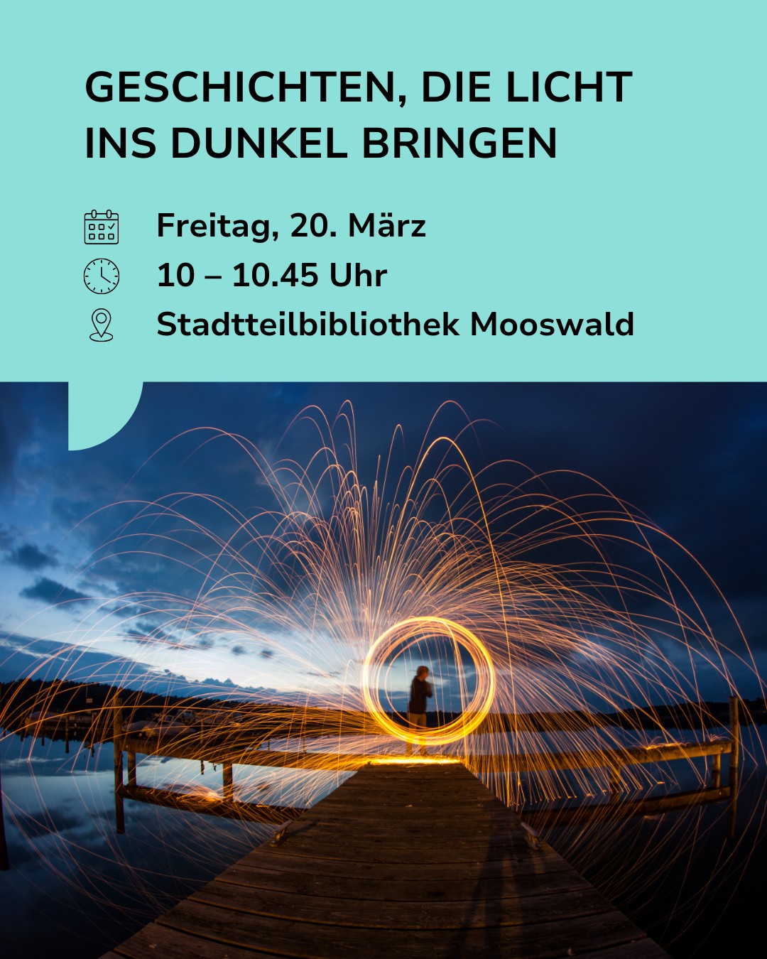 Dieser Alternativtext wurde KI-generiert: Ein Werbeplakat mit Informationen zu einer Veranstaltung. Im unteren Bildbereich ist eine Lichtzeichnung vor einer Küstenlandschaft zu sehen.