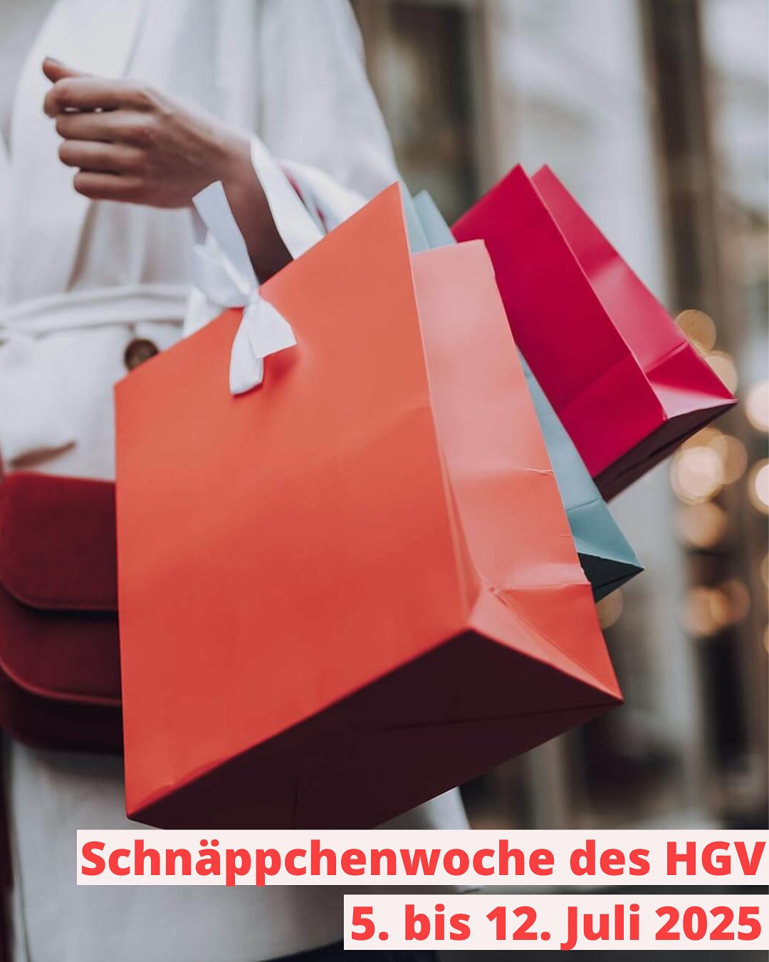 Eine Person hält mehrere Einkaufstüten in verschiedenen Farben. Im unteren Bereich sind Textdetails zur "Schnäppchenwoche" zu sehen.