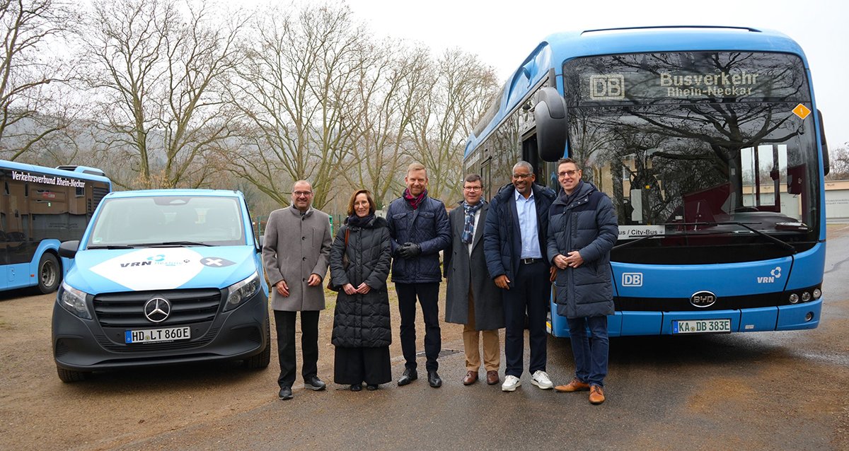 (v.l.n.r.) Dr. Michael Winnes (Geschäftsführer VRN GmbH), Bärbel Sauer (Leiterin Amt für Mobilität, Stadt Heidelberg), Dr. Christopher Leo (Dezernent für Umwelt und Technik, Rhein-Neckar-Kreis), Nils Stegemann (Geschäftsführer BRN GmbH), John Ehret (Oberbürgermeister Stadt Leimen), Joachim Förster (Bürgermeister Gemeinde Nußloch) stehen neben VRN-Bussen (Foto: VRN GmbH).