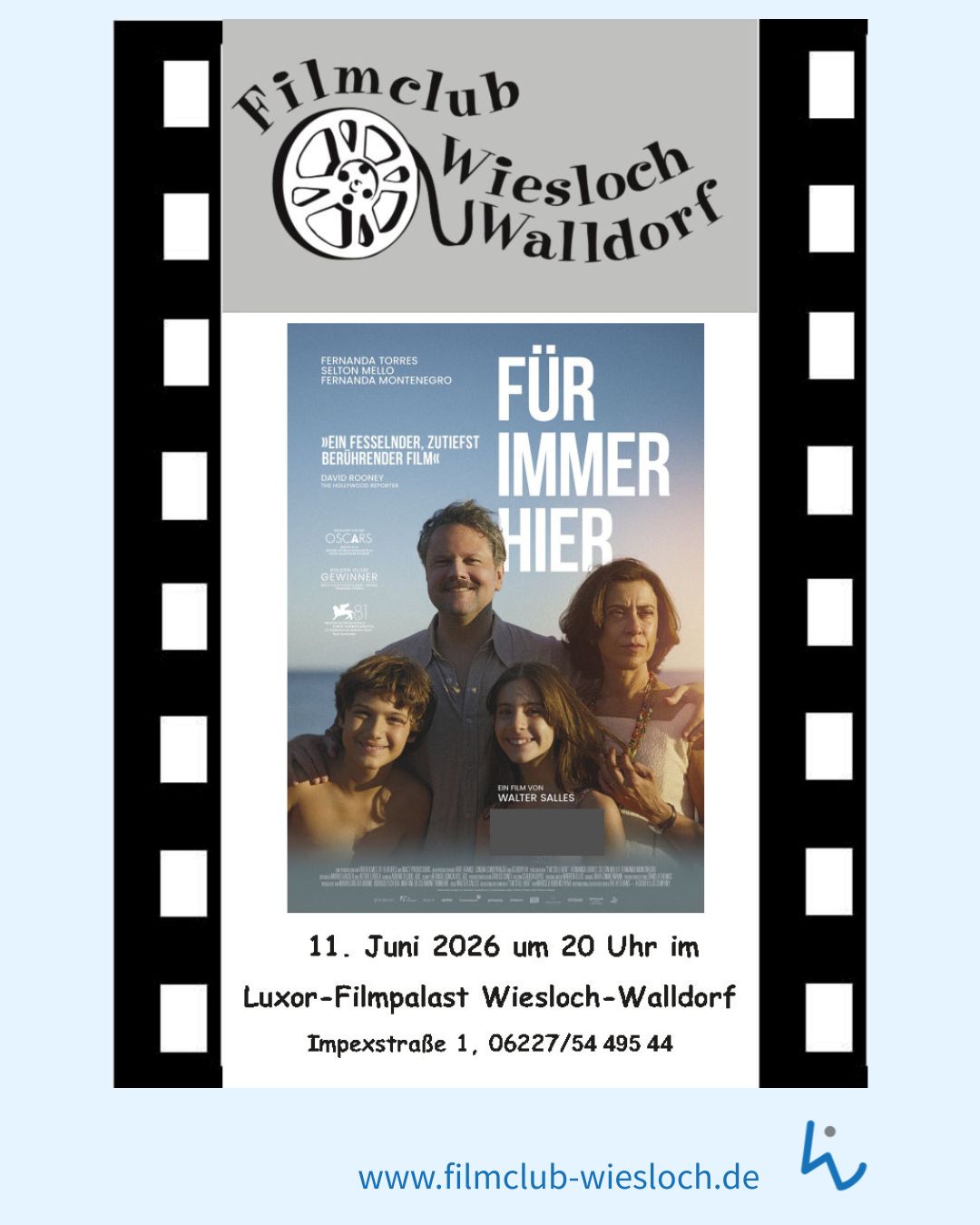 Plakat des Filmclubs Wiesloch-Walldorf mit Filmstreifen-Rahmen. Im Zentrum das Filmplakat „Für immer hier“ mit vier Personen und Angaben zu Schauspielern und Regisseur. Unten Termin, Ort (Luxor-Filmpalast), Adresse und Webseite. (KI-Alternativtext)