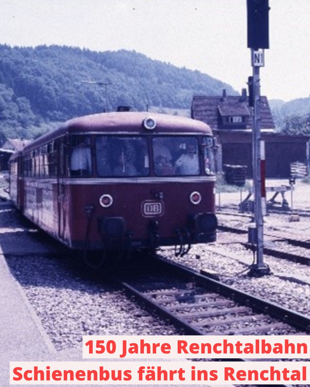 Ein roter Schienenbus der DB steht auf Gleisen vor einem bewaldeten Hügel, im Vordergrund Text: „150 Jahre Renchtalbahn, Schienenbus fährt ins Renchtal“. (KI-Alternativtext)
