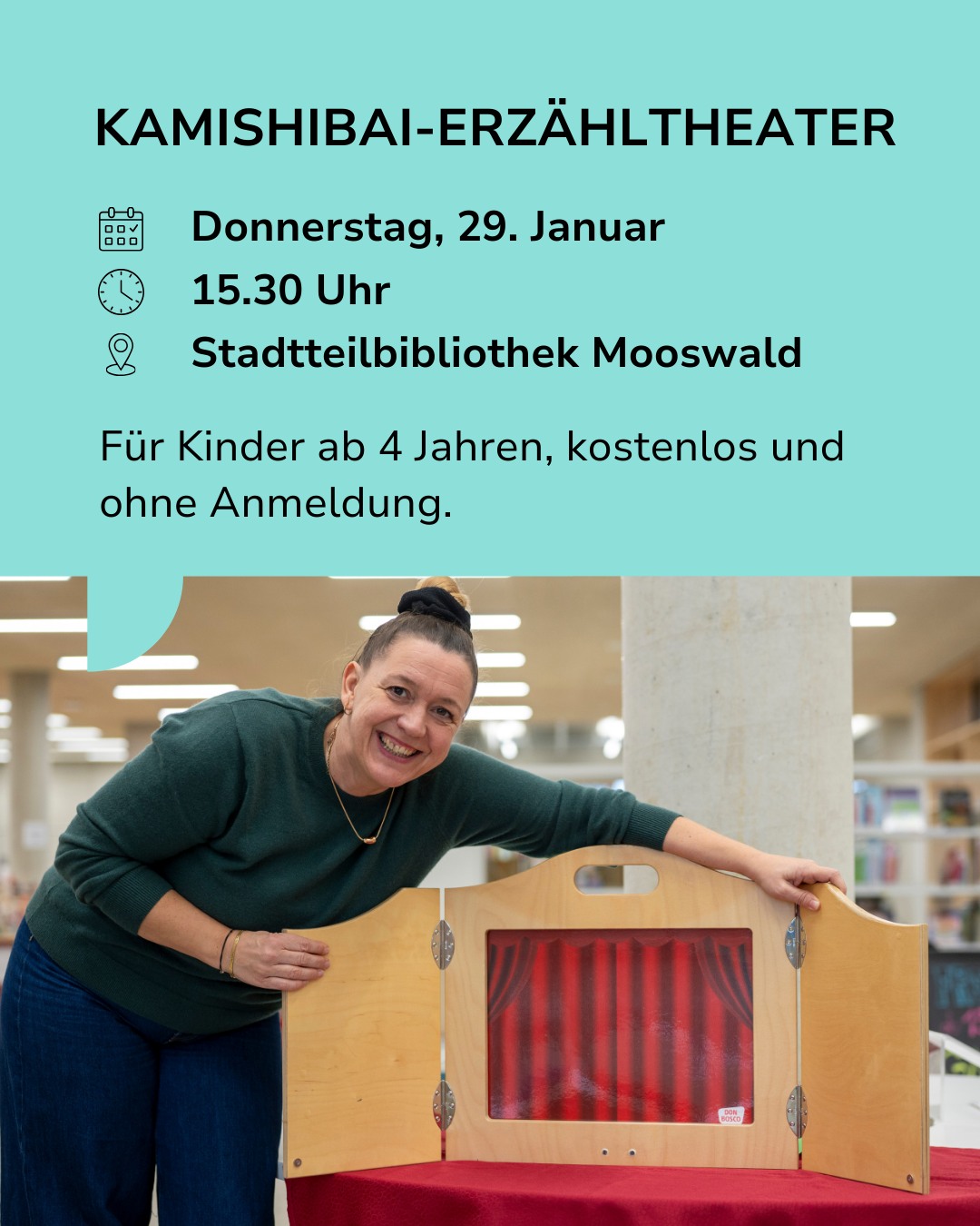 Dieser Alternativtext wurde KI-generiert: Ein Plakat kündigt ein Kindertheaterstück an. Eine Person steht vor einem kleinen Theater und lächelt in die Kamera.