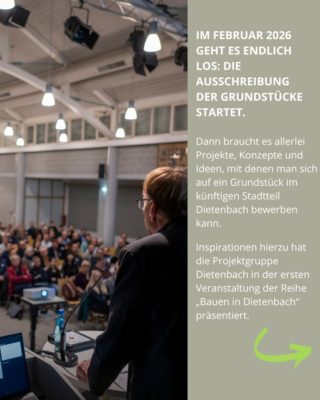 Dieser Alternativtext wurde KI-generiert: Schwarz-weißes Foto einer Person, die an einem Pult vor einer Gruppe von Zuhörern spricht. Im Hintergrund befindet sich ein Veranstaltungsraum mit Text und einer Pfeilschleife.