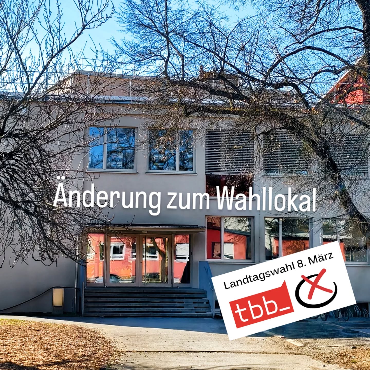 Dieser Alternativtext wurde KI-generiert: Ein Gebäude mit einem Schild, das auf eine Änderung des Wahllokals hinweist. Darunter befindet sich eine Information zur Landtagswahl mit einem roten Wahlplakat.
