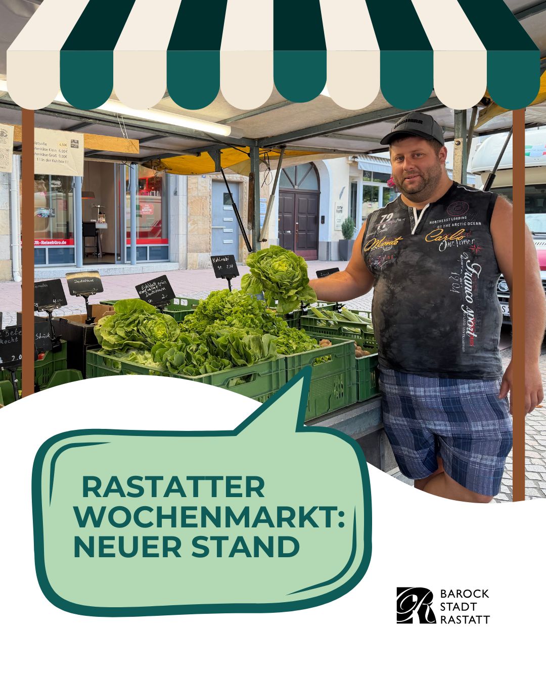 Eine Person steht unter einer grün-weißen Markise an einem Gemüsestand und hält einen Kopfsalat in der Hand. Vor der Person stehen grüne Kisten voller Salat und andere Gemüsesorten mit Preisschildern. Ein großer Text im Vordergrund lautet "RASTATTER WOCHENMARKT: NEUER STAND", unten rechts ist das Logo der Barockstadt Rastatt zu sehen. (KI-Alternativtext)