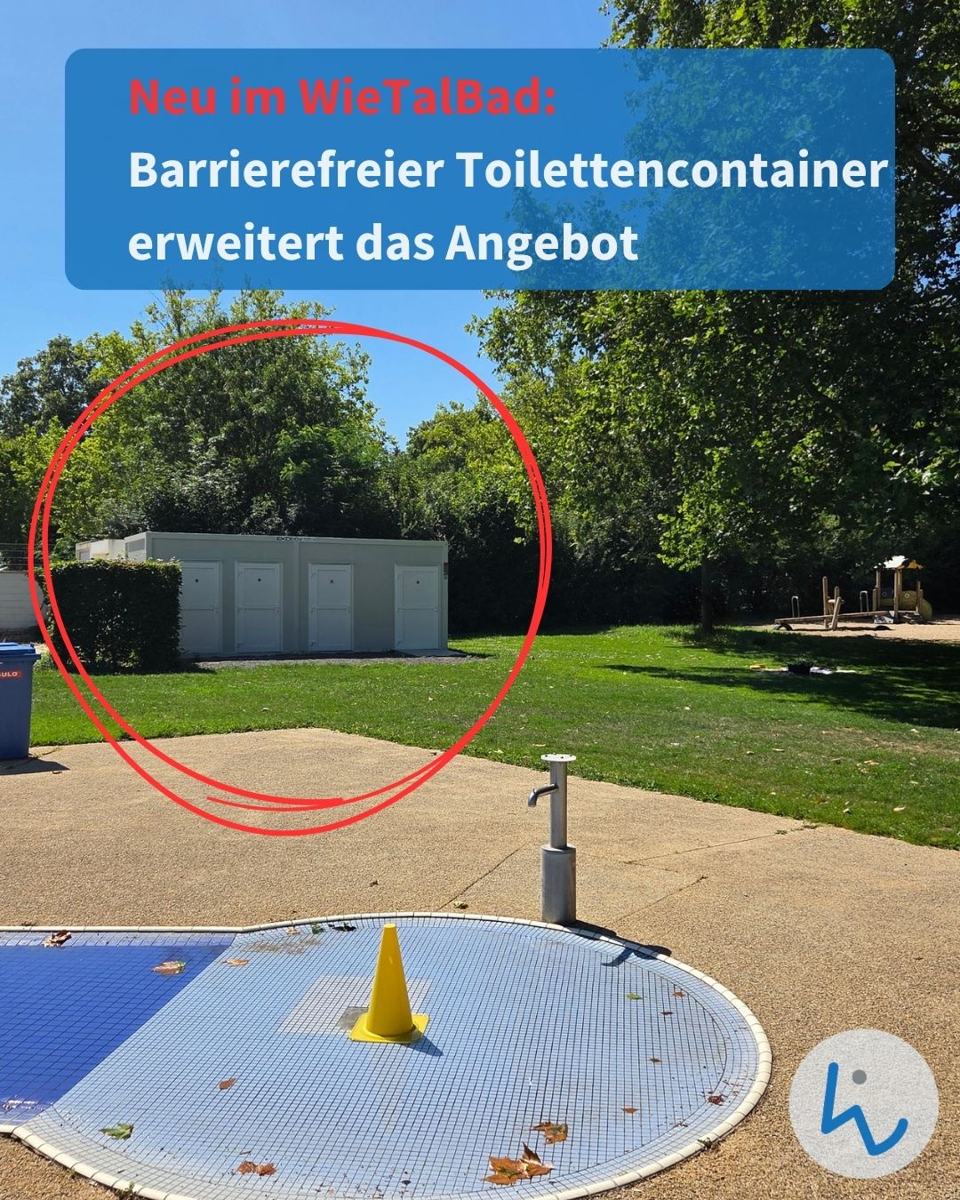 Ein blauer Textkasten oben lautet: „Neu im WieTalBad: Barrierefreier Toilettenccontainer erweitert das Angebot“. Dahinter steht auf einer Wiese ein weißer Container mit vier Türen, der durch einen roten Kreis hervorgehoben wird. Im Vordergrund sind ein abgedecktes Becken mit gelbem Kegel und ein Wasserhahn zu sehen. (KI-Alternativtext)
