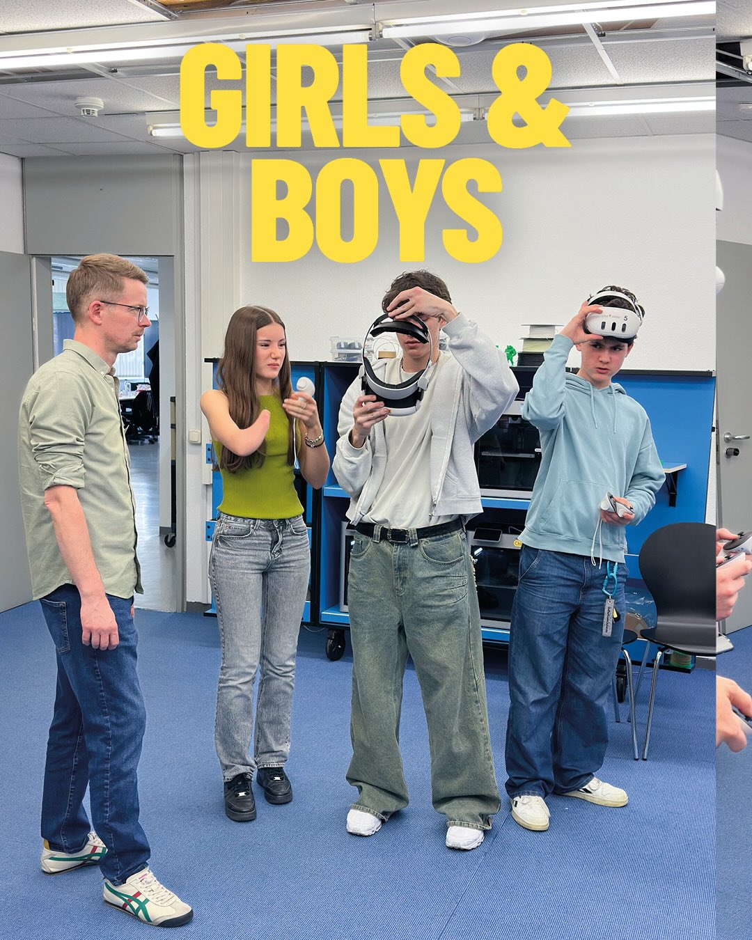 Dieser Alternativtext wurde KI-generiert: Mehrere Personen stehen in einem Raum. Einige scheinen ein Virtual-Reality-Erlebnis zu nutzen, während andere zusehen.