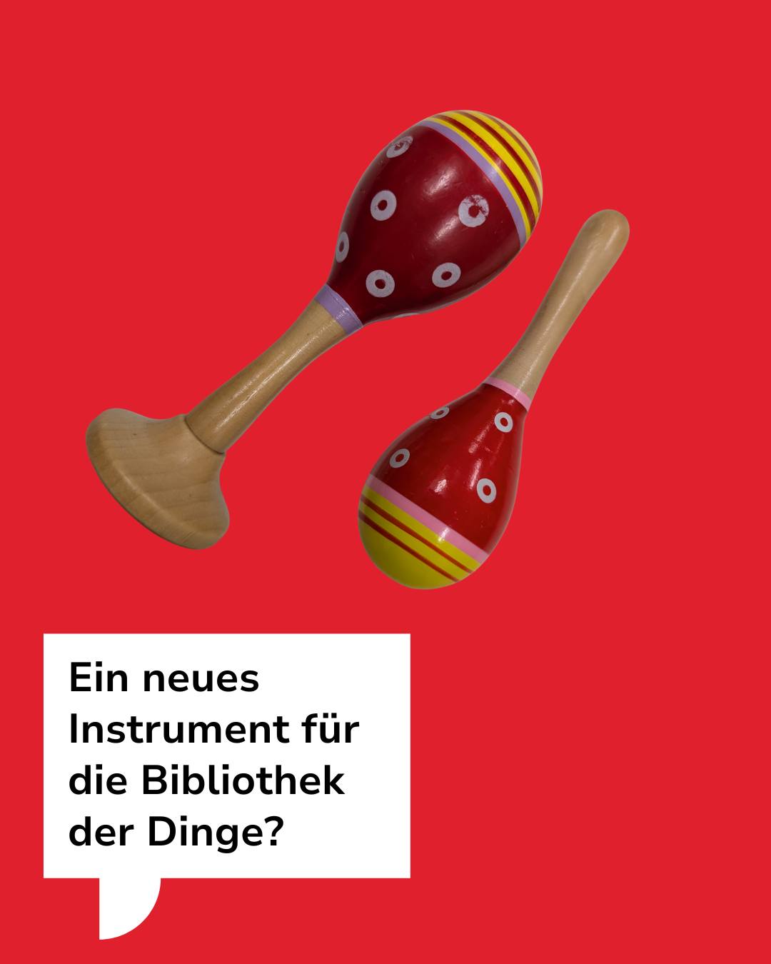 Dieser Alternativtext wurde KI-generiert: Ein farbenfrohes Musikinstrument, eine Maracas, ist vor einem roten Hintergrund zu sehen. Unterhalb befindet sich ein Textfeld mit einer Frage.