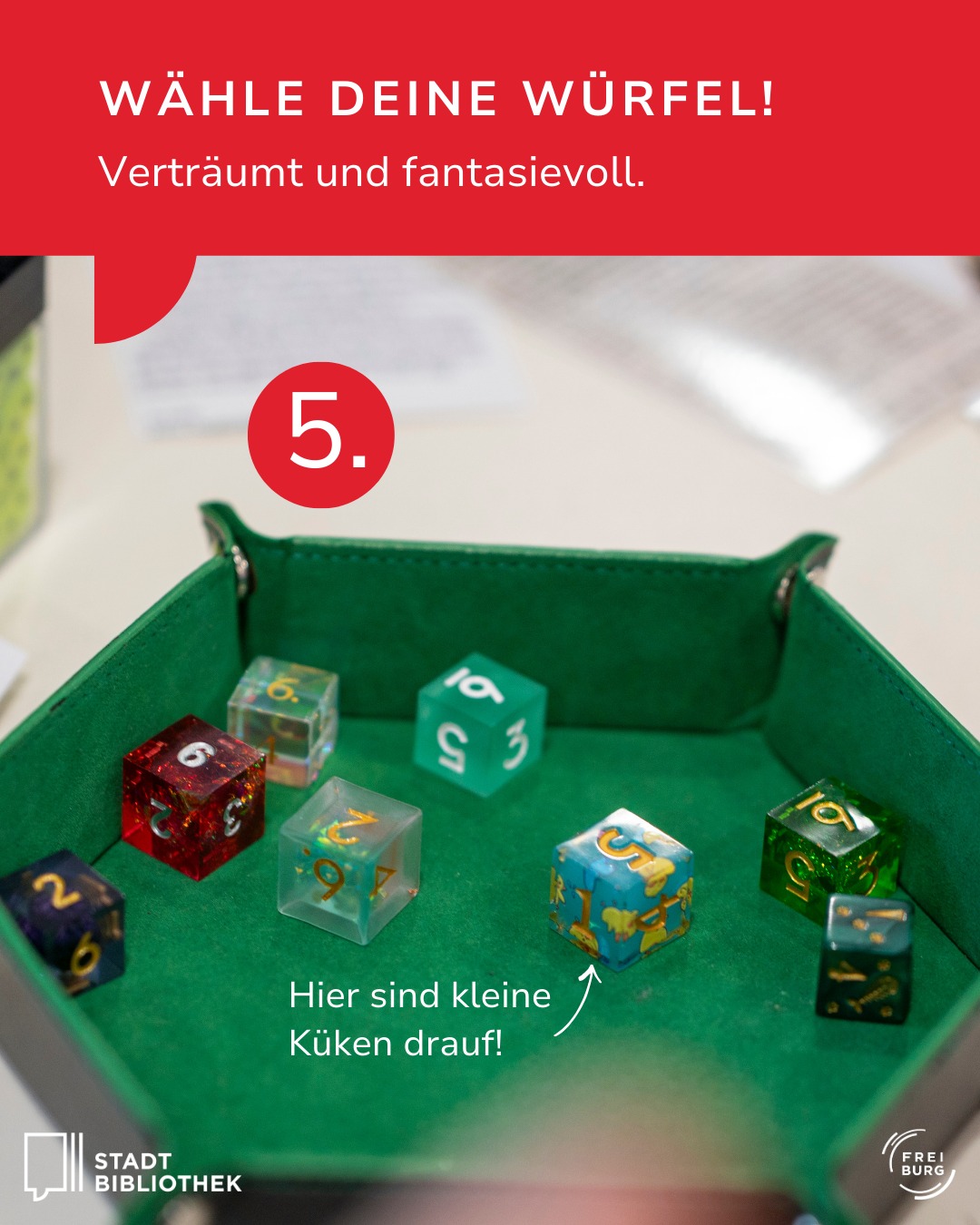 Dieser Alternativtext wurde KI-generiert: Ein Foto zeigt eine schwarze Schale mit farbigen Würfeln darin. Der Hintergrund ist rosa und enthält Text und Logos.