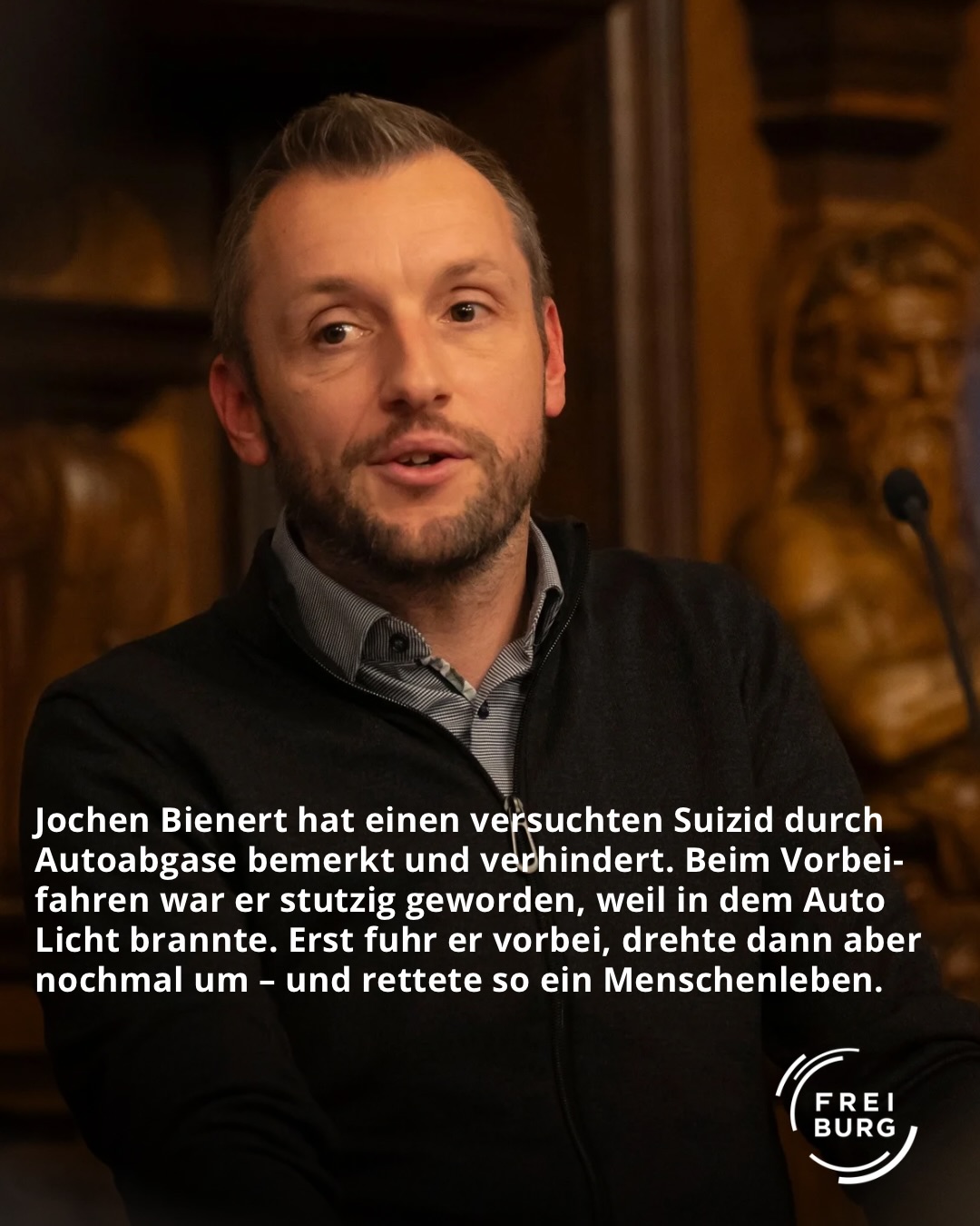 Dieser Alternativtext wurde KI-generiert: Ein Porträt einer Person mit braunen Haaren und einem dunklen Hemd. Unter dem Bild befindet sich Text und ein Logo.