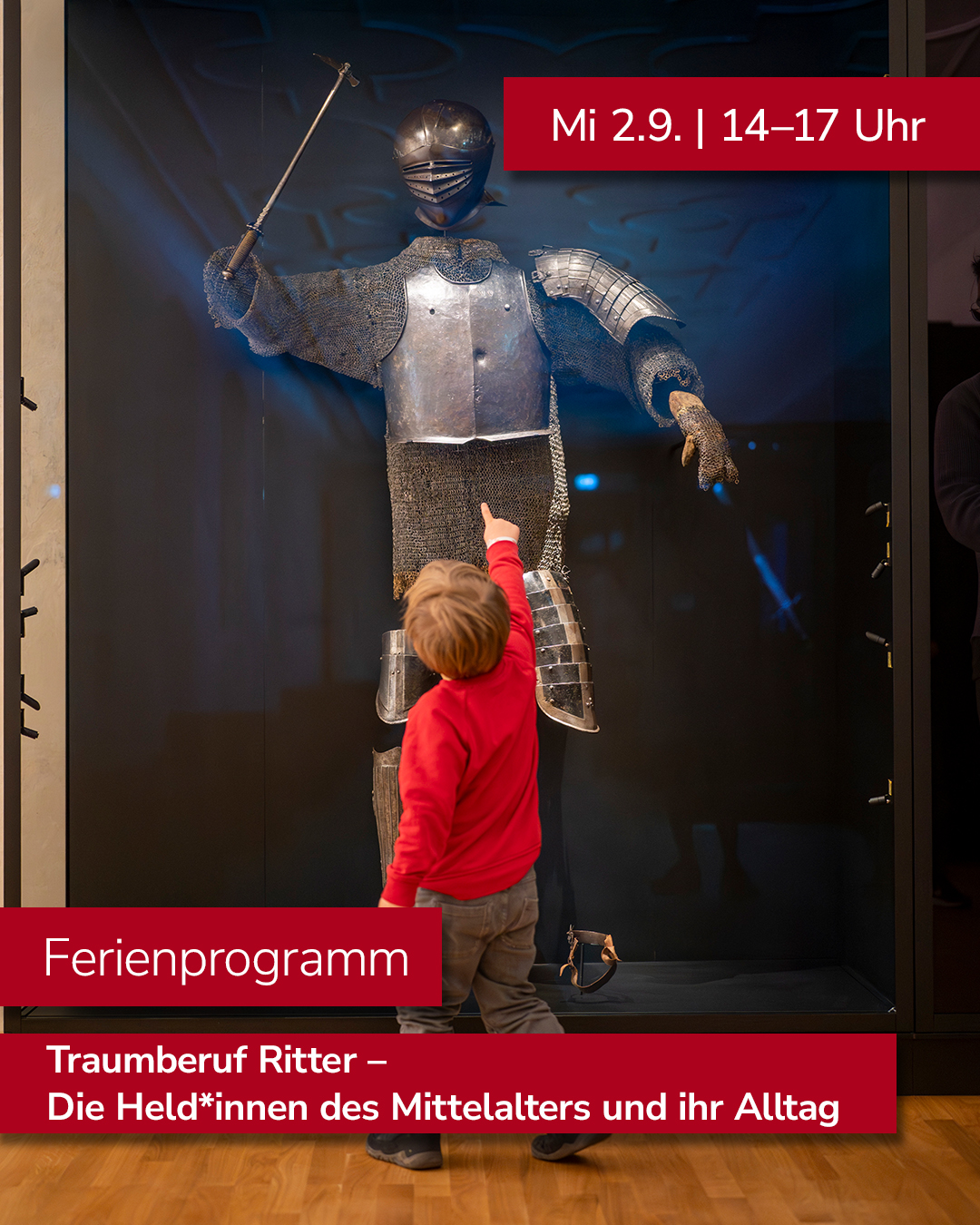 Ein Kind in rotem Oberteil steht vor einer Vitrine und zeigt auf eine Ritterrüstung mit Schwert. Rote Textboxen bewerben ein Ferienprogramm zum Thema Ritter am Mittwoch, den 2. September von 14 bis 17 Uhr. (KI-Alternativtext)