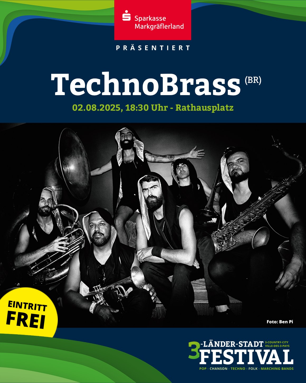 Das schwarz-weiße Bild zeigt eine Gruppe von Personen mit Musikinstrumenten, vermutlich für eine Bandwerbung. Der Veranstaltungsname und das Datum sind im oberen Bereich des Bildes angegeben.